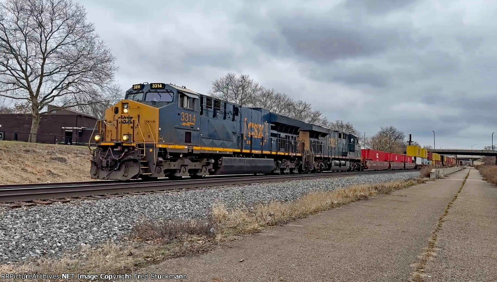 CSX 3314 leads I136.